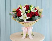 Букет цветов из:  Лилии и Розы в Великом Устюге