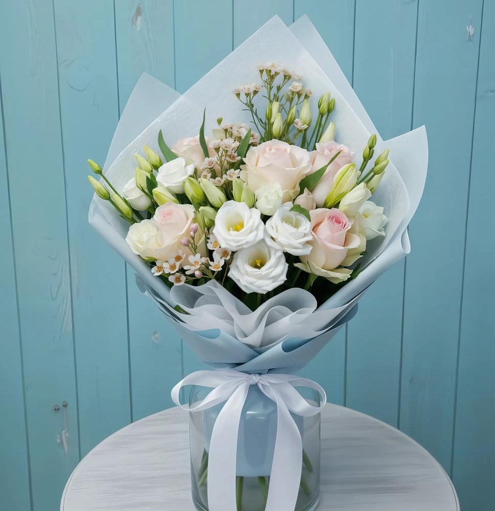 Букет цветов из: Розы и Лизиантусы в Великом Устюге