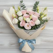 Букет цветов из:  Лизиантусы в Великом Устюге