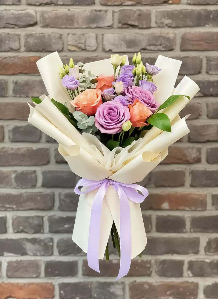 Букет цветов из: Лизиантусы и Розы в Великом Устюге