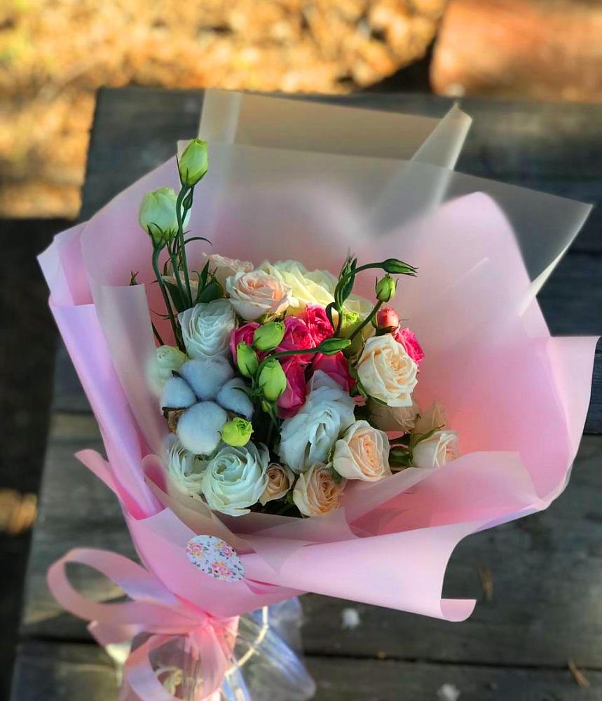 Букет цветов из: Розы и Лизиантусы в Великом Устюге