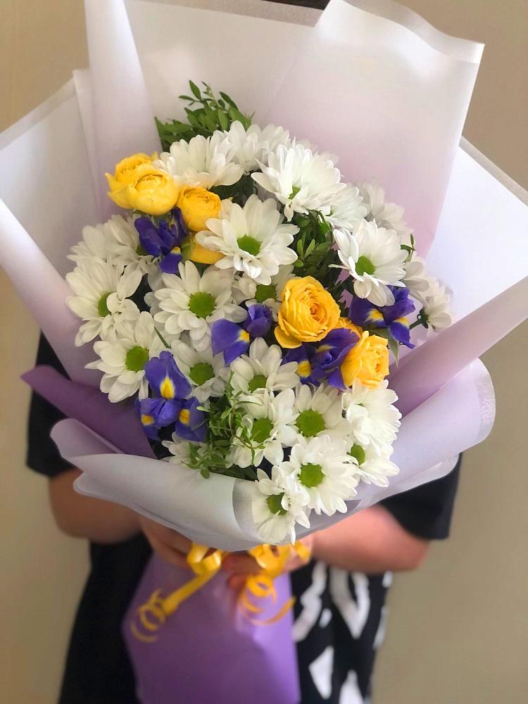 Букет цветов из: Ирисы, Хризантемы и Розы в Великом Устюге
