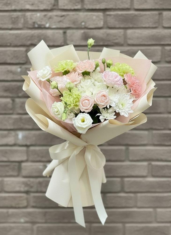 Букет цветов из: Гвоздики, Розы, Лизиантусы и Хризантемы в Великом Устюге