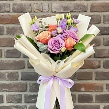 Букет цветов из:  Лизиантусы и Розы в Великом Устюге