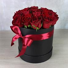 Цветочная композиция из Розы в шляпной коробке в Великом Устюге